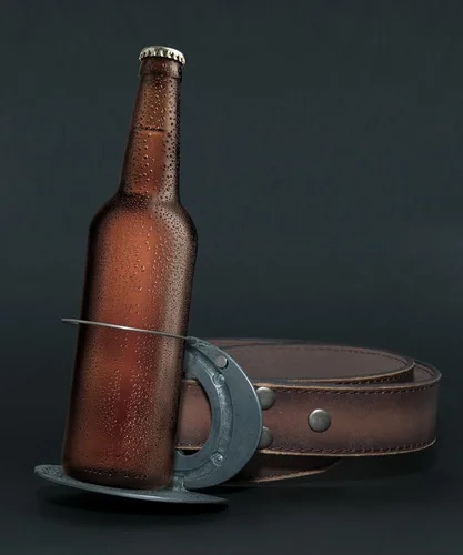 Miniatura 4 de Hebilla para cinturón, de BevBuckle Sostiene tu botella o lata para que tengas las manos libres.