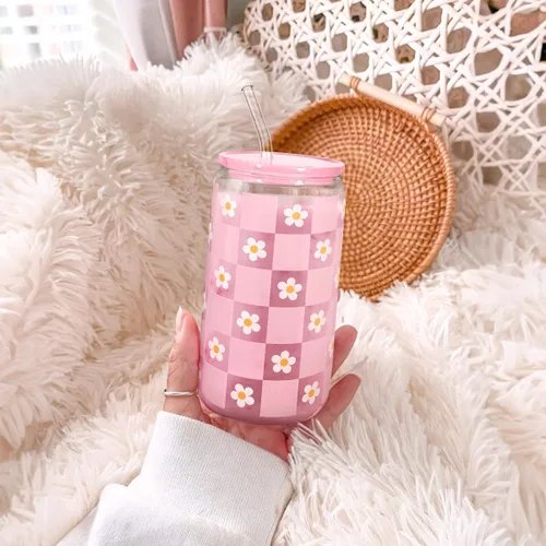 Miniatura 6 de SANDJEST Vaso de Vidrio con Margaritas en Patrón de Tablero de Ajedrez, Taza Floral a Cuadros con Tapa y Pajita, Tazas Estéticas de Café Helado