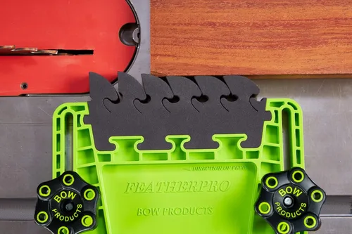 Miniatura 7 de BOW Products FeatherPRO FP1 - Guía de plumas para sierras de mesa, mesas de router y sierras de cinta - Plumas de EVA que reducen el retroceso