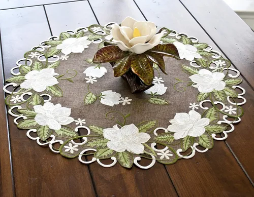 Miniatura 5 de Hermoso diseño floral de magnolia blanca y hojas verdes bordadas en lino de poliéster marrón redondo de 23 pulgadas o 33 pulgadas