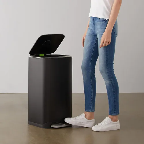 Miniatura 8 de Amazon Basics Bote de basura rectangular de metal con pedal de cierre suave, 32 litros/8.5 galones, 14 pulgadas de largo x 14 pulgadas de ancho x