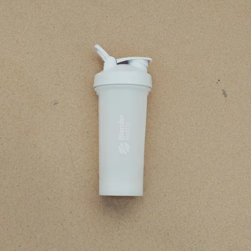 Miniatura 6 de BlenderBottle Classic V2 - Botella mezcladora perfecta para batidos de proteínas y preentrenamiento, 28 onzas, color blanco