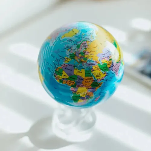 Miniatura 8 de MOVA Globo – Mapa político azul océano clásico (4.5 pulgadas) Globo del mundo giratorio alimentado por luz Decoración educativa del hogar,