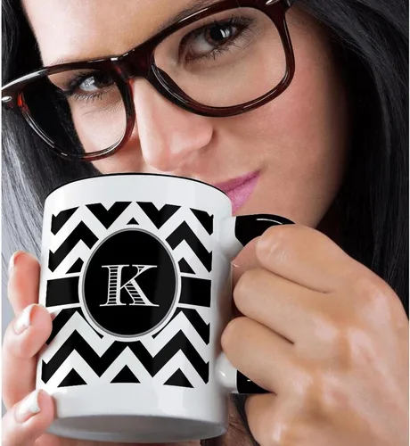 Miniatura 2 de 3dRose Taza de café, tamaño: 15 onzas, monograma de cheurón blanco y negro, inicial K Designs, divertido regalo de taza de café