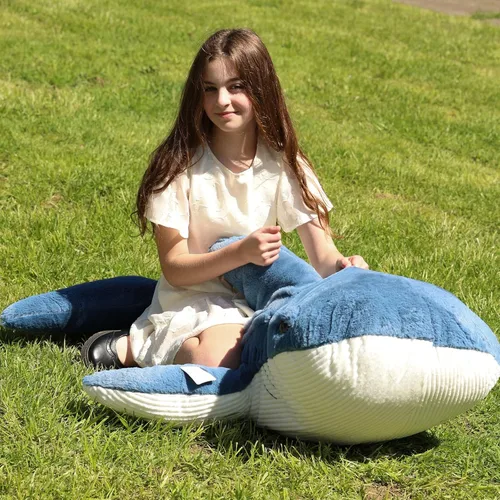 Miniatura 7 de Tezituor Peluche de tiburón ballena gigante de 51 pulgadas, almohada corporal grande de peluche de tiburón ballena azul de 4.3 pies para niñas