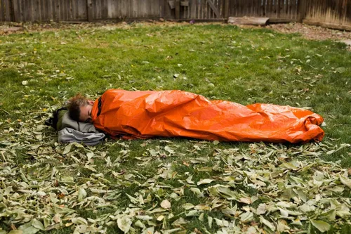 Miniatura 4 de Survival Frog Tact Bivvy 2.0 - Saco de dormir de emergencia con bolsa de transporte, mosquetón, silbato de supervivencia, ParaTinder, compacto