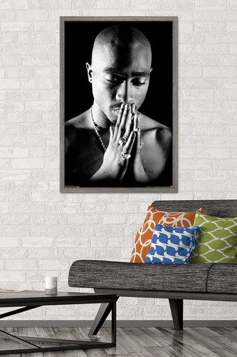 Miniatura 2 de Trends International Tupac - Póster de pared rezando, 14.725 x 22.375 pulgadas, versión enmarcada de madera de granero