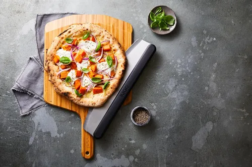 Miniatura 8 de Ooni Cáscara de pizza de bambú de 16 pulgadas, tabla de servir de madera de 16 pulgadas, espátula de pizza, accesorios para horno de pizza