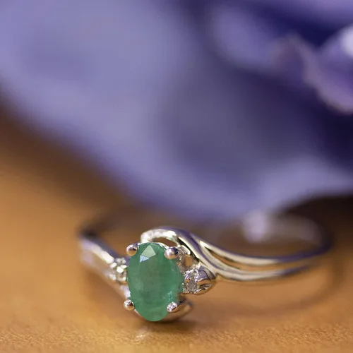 Miniatura 3 de Anillo de diamantes y esmeralda en oro blanco de 10 quilates