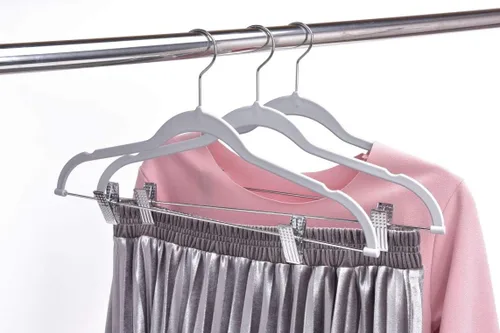 Miniatura 7 de Paquete de 20 perchas de plástico de calidad, no aterciopeladas, compactas y delgadas con clips de metal para faldas, pantalones, blusas, gancho Gris