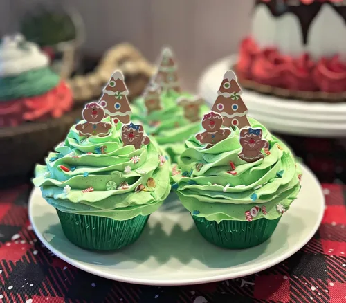 Miniatura 4 de Magdalenas falsas para tartas – Christmas Pals Gingerbread Man Green Cupcakes – Set de 3 – Hecho a mano por Dezicakes – Pastel falso – Cupcakes