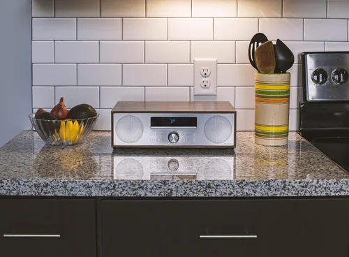 Miniatura 9 de Crosley CR3501A-WA Fleetwood Bluetooth FM Radio despertador y reproductor de CD, Nogal