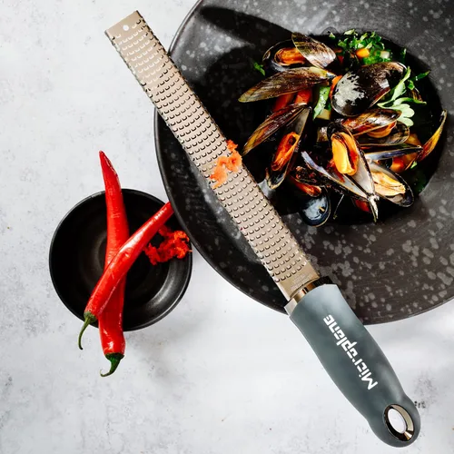 Miniatura 5 de Microplane Rallador Zester Premium en After Dark Gray Herramienta ralladora de limón, rallador de queso duro y verduras Para cítricos, queso