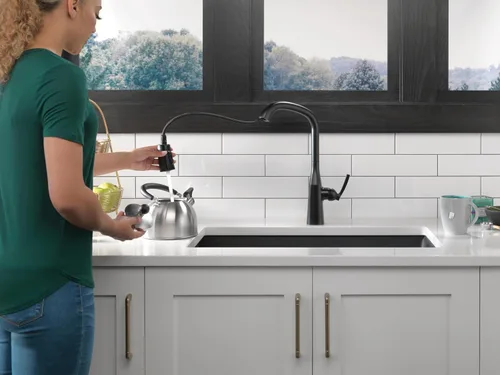 Miniatura 2 de Delta Faucet Stryke 9176-BL-DST - Grifo de cocina negro mate con rociador extraíble, grifo para fregadero de cocina, cabezal rociador