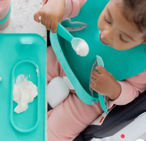 Miniatura 4 de BUSY BABY Juego de babero elástico y utensilios – Babero de silicona ajustable con bolsillo y utensilios de amarre para bebés y niños pequeños