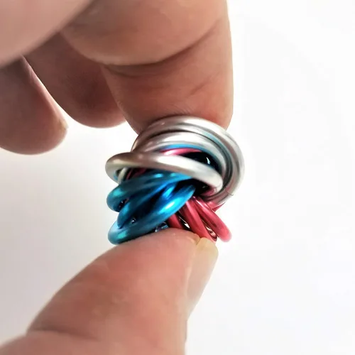 Miniatura 2 de Möbii Fidget Ball (MultiColor): Herramienta de alivio del estrés, ansiedad y estimulación para ADHD, silenciosa, ideal para el hogar, viajes, Rosa