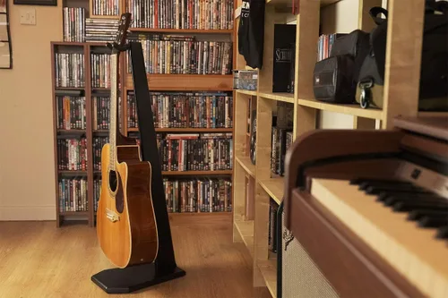 Miniatura 9 de Ruach GS-5 Percha de madera para guitarra acústica y eléctrica - Negro