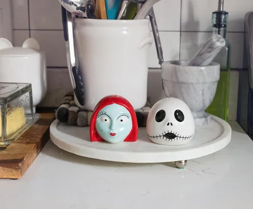 Miniatura 8 de Disney The Nightmare Before Christmas Jack and Sally - Juego de 2 saleros y pimenteros de cerámica, recipientes dispensadores de especias