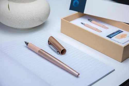 Miniatura 8 de Schneider Callissima Calligraphy - Juego de regalo de pluma estilográfica: albaricoque, 0.043 in, 0.059 in, 0.059 in, 0.071 in + paquete de 6