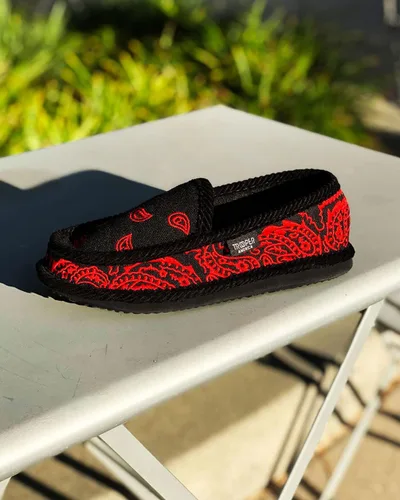 Miniatura 4 de Trooper America KS-002E - Bandana bordada negra y roja con estampado de cachemira para hombre Pantuflas acogedoras y coloridas Ultra acolchadas