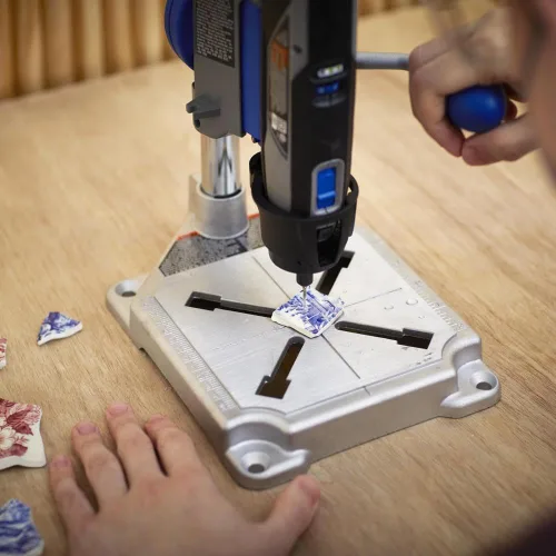 Miniatura 4 de Dremel Prensa de taladro, soporte de estación de trabajo para herramientas rotativas con llave – Mini prensa portátil y soporte para herramientas