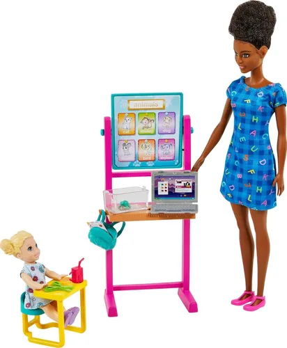 Miniatura 7 de Barbie Juego de carreras, profesora de escuela con muñeca rubia de moda, muñeca estudiante pequeña morena, pizarra giratoria, escritorio y más