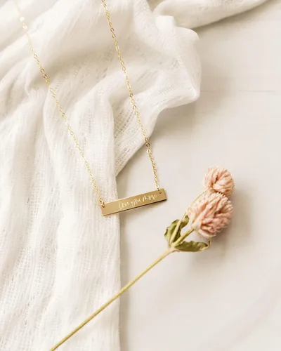 Miniatura 2 de Zen & Zuri Love You More - Collar de barra con relleno de oro grabado, regalo del día de San Valentín, aniversario de boda, regalo para ella, regalo
