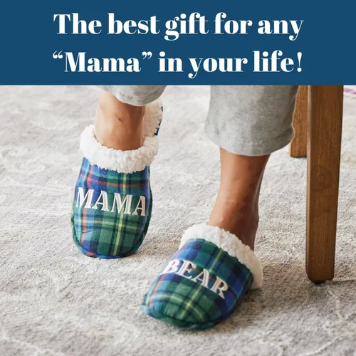 Miniatura 4 de Dearfoams - Pantuflas de Navidad para mujer, para mamá, linda pantuflas a juego para pijamas familiares, con texto en inglés Mama Bear (mamá osa)