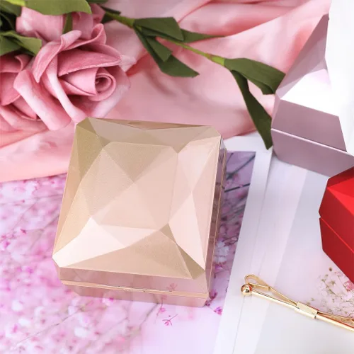 Miniatura 5 de iSuperb Caja de anillo de compromiso cuadrada con caja de luz LED, caja de regalo para propuesta, aniversario de boda (dorado)
