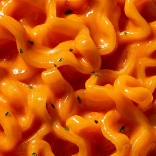 Miniatura 2 de Ramen salteado con queso (tazón) – Sabor picante de chile y cheddar Fideos instantáneos coreanos atrevidos, cremosos y con queso 3.88 oz
