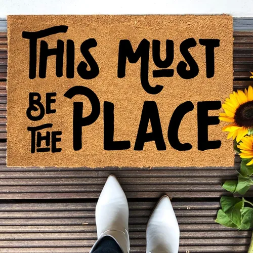 Miniatura 4 de Divertido tapete de coco de bienvenida, decoración de porche delantero con texto en inglés «This Must Be The Place» para la entrada en interiores