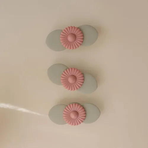 Miniatura 2 de mushie Juguete giratorio de succión Blossom Juguetes sensoriales para niños pequeños para baño y juego