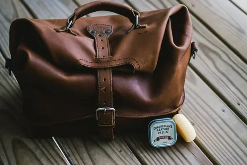 Miniatura 5 de Leather Milk Bálsamo reparador, acondicionador profundo para cuero. Repara cuero seco, agrietado y rayado. Natural, no tóxico. Fabricado en EE. UU.