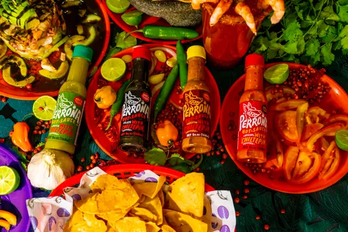 Miniatura 6 de La Perrona Variedad de salsa picante Chiltepin, asado, verde y negra Botellas de 5 onzas Hecho a mano Paquete variado de salsa picante