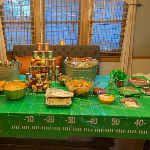 Miniatura 6 de Esjay Mantel de fútbol, paquete de 2 manteles (54 x 72 pulgadas) para decoraciones de fútbol y suministros de fiesta