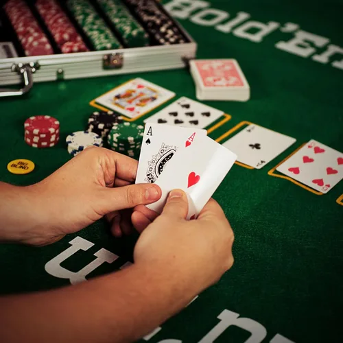 Miniatura 5 de Juego de fichas de póquer para Texas Holdem, Blackjack, juego con estuche de transporte, tarjetas, botones y 500 fichas de casino estilo dados