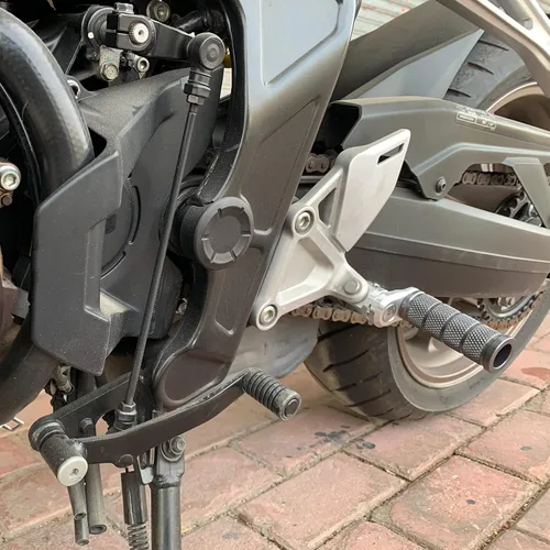 Miniatura 2 de Estriberas de motocicleta compatibles con Suzuki GSX250R Gixxer SF250 Gixxer 250/150 V-STROM250 360° giratorio ajustable antideslizante diseño CNC
