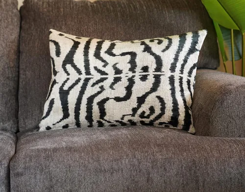 CANVELLO Almohada de terciopelo de lujo hecha a mano con inserto de plumón, 16 x 24 pulgadas, estampado de tigre beige y negro, cojín decorativo