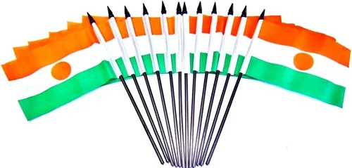 Miniatura 20 de Paquete de 12 banderas de escritorio de oficina en miniatura de poliéster internacional de 4 x 6 pulgadas, 1 docena de banderas pequeñas de 4 x 6