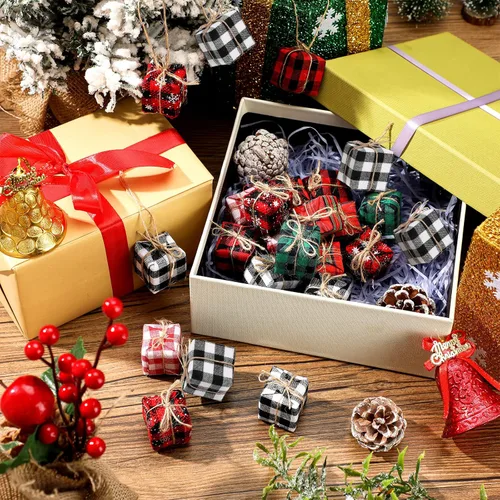 Miniatura 7 de Chivao 24 piezas de adornos para árbol de Navidad, mini regalos para manualidades, adornos en miniatura con cuadros de búfalo, adornos colgantes