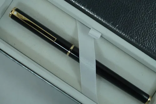 Sheaffer Fabricado en los Estados Unidos, lacado negro con citas de oro de 22 quilates y diario a juego en caja de regalo