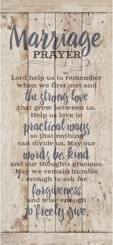 Placa de madera con cita inspiradora en texto en inglés "Marriage Prayer" "Lord, help us to remember when we first met" - Elegante cuadro vertical