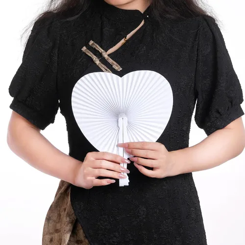 Miniatura 7 de Yolyoo 24 abanicos de boda blancos plegables de papel con forma de corazón con mango de plástico para fiestas de cumpleaños, suministros de verano