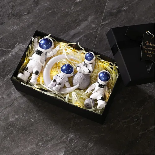 Miniatura 6 de Juego de 4 estatuas de astronauta azul y blanco, figuras de escultura de astronauta espacial, decoración temática del espacio exterior para cuarto