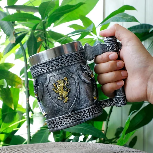 Miniatura 3 de Taza medieval con hachas vikingas, regalos para hombres, escudos de león de oro inglés, jarras de cerveza, jarra de café inoxidable, arte