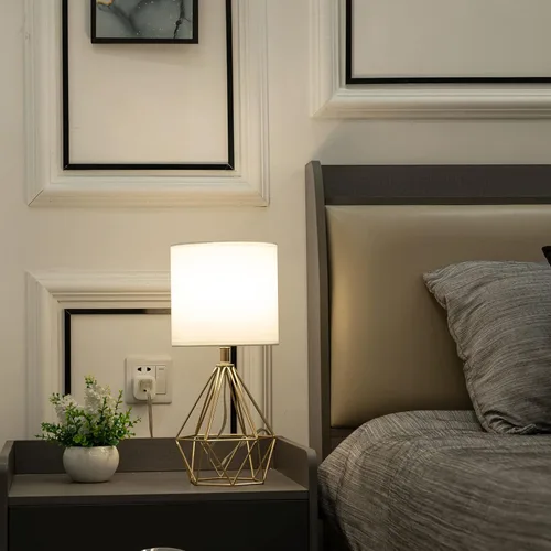 Miniatura 4 de Lámpara de mesa pequeña dorada con base hueca moderna para dormitorio, mesita de noche con base geométrica de metal, pantalla de tela blanca, bonita