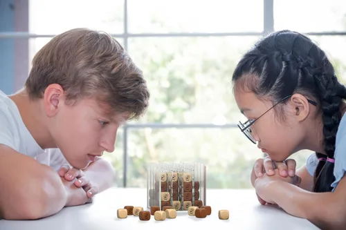 Miniatura 7 de Qubic4, un juego único de 4 en fila, juego de mesa de estrategia 3D para el pensamiento crítico. El juego de cuadrícula clásico en un elegante cubo