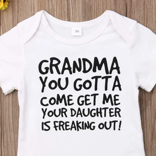 Miniatura 65 de Pañalero para bebé recién nacido, con frase en inglés “Got my mind on my momy”, color gris y blanco, talla 0-18M
