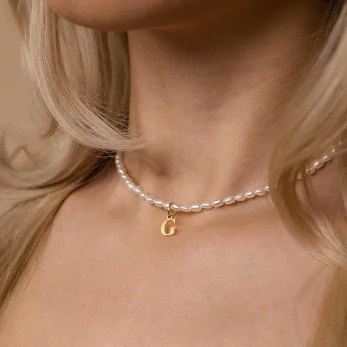 Miniatura 4 de LUCA SMITH Gargantilla de perlas de agua dulce con inicial para mujer, chapado en oro de 14 quilates, gargantilla barroca con dije de inicial