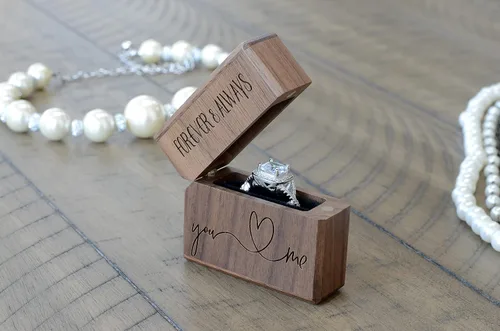 Miniatura 4 de Caja de Anillo de Compromiso para Propuesta de Tamaño de Bolsillo Delgado, de Nogal, de Madera, Más Ligera, Grabada (Siempre y Siempre Serás Tú y Yo)
